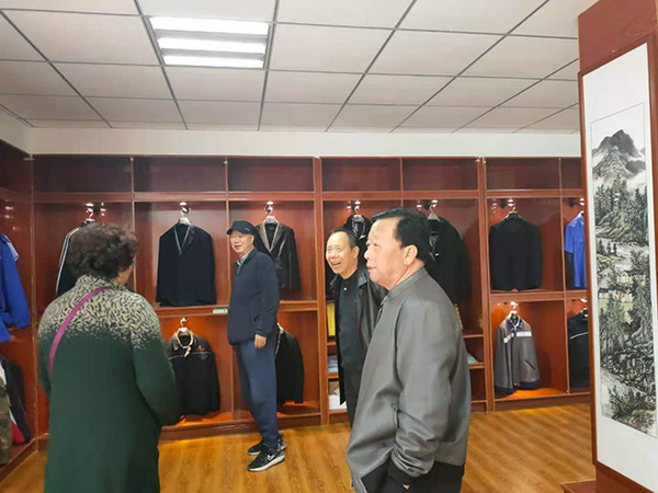 甘肅省文史館原館長(zhǎng)劉醒初、 隴南市政協(xié)原副主席張俊蘭一行到蘭州耐特服飾有限公司隴南生產(chǎn)基地參觀(guān)